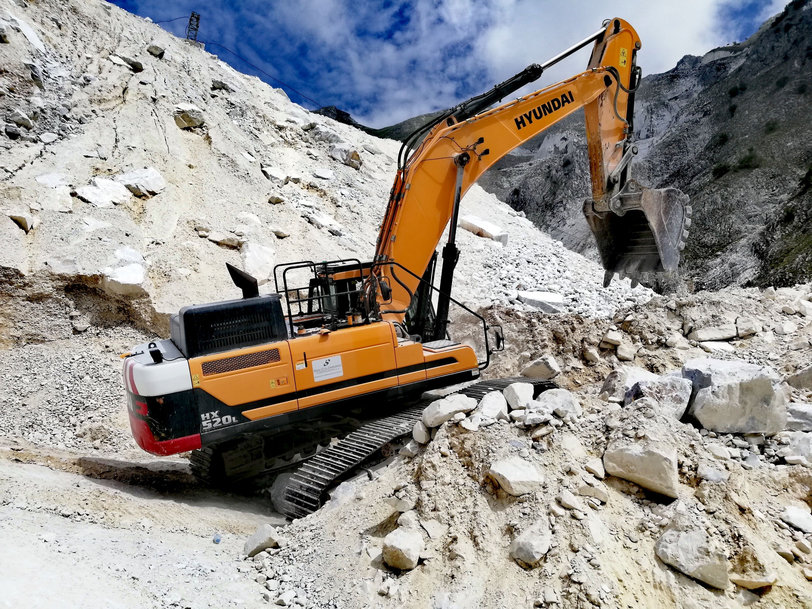 L’escavatoreHyundai HX520L ha un ruolo daprotagonista nel bacino marmifero di colonnata